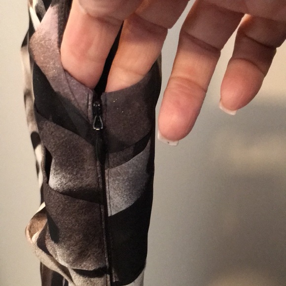 EUC ANN TAYLOR SLEEVELESS RUCHED DRESS. BLACK/GRAY/CREAM PATTERN. SIDE ZIP SZ 6 - Picture 6 of 7